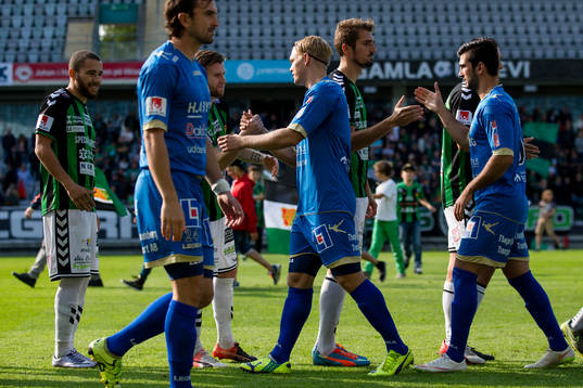 Ljungskiles Linus Tornblad hälsar på GAIS Johan Lundgren
