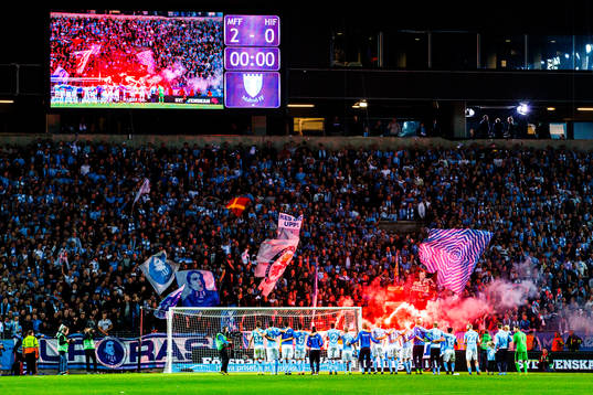 Malmö FFs spelar jublar framför hemmaklacken
