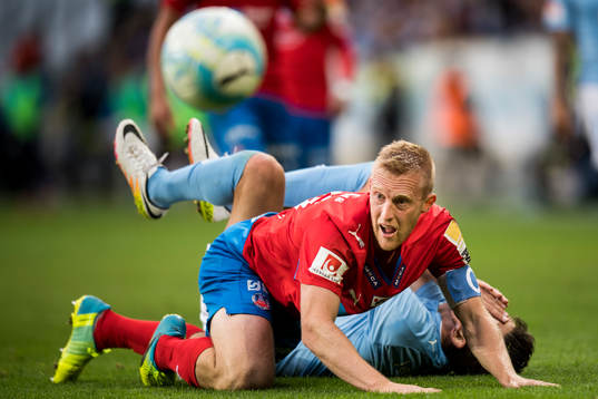 Helsingborgs Peter Larsson efter en duell med Malmö FFs Alexander Jeremejeff