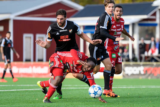 s Yanku Marrah faller i straffområdet under fotbollsmatchen i division 1 norra mellan Piteå och Enskede den 25 september 2016 i Piteå.
