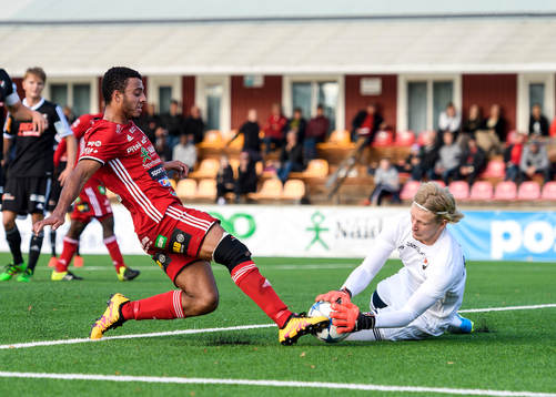 s Karl Cunningham och Enskedes målvakt William Eskelinen
