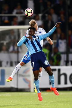 Djurgårdens Michael Olunga  och Marcus Falk Olander i