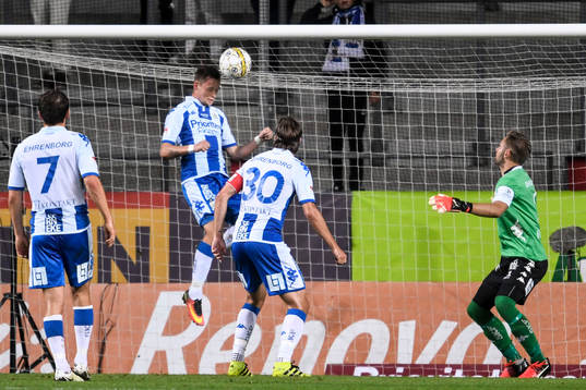 IFK Göteborgs Jakob Ankersen räddar ett skott på