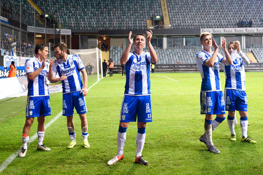IFK Göteborgs Mads Albaek, Emil Salomonsson, Martin Smedberg Dalence, Sören Rieks och Scott Jamieson tackar publiken
