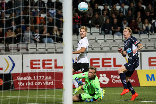 Örebros Daniel Björnqvist gör 1-0 bakom Gefles målvakt