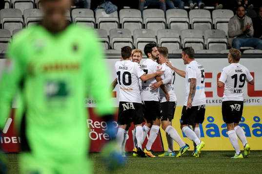 Örebros spelare jublar efter 1-0 målet genom Daniel Björnqvist