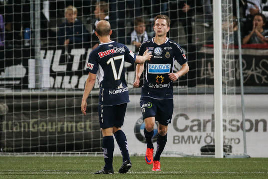 Gefles Johan Bertilsson gör 2-1 och jublar med Jonas Lantto