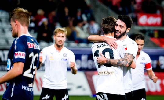 Örebros Victor Sköld gör 2-0 på straff och klappas om av Nahir Besara och i bakgrunden syns 1-0 målskytten Daniel Björnqvist