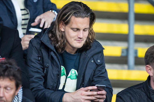 Falkenbergs målvakt Otto Martler sitter på läktaren