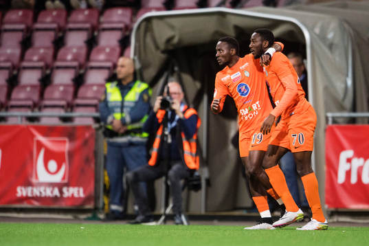 Athletics Mohamed Buya Turay och Chidi Omeje jublar efter 1-0