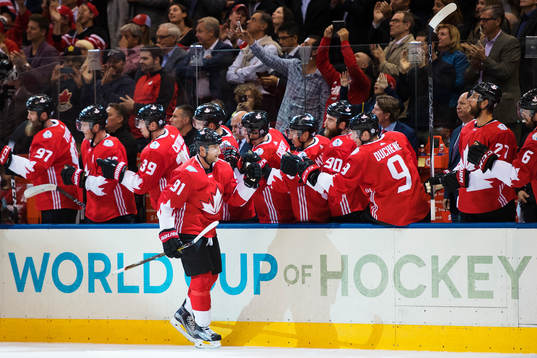 Kanadas Steven Stamkos jublar med lagkamrater