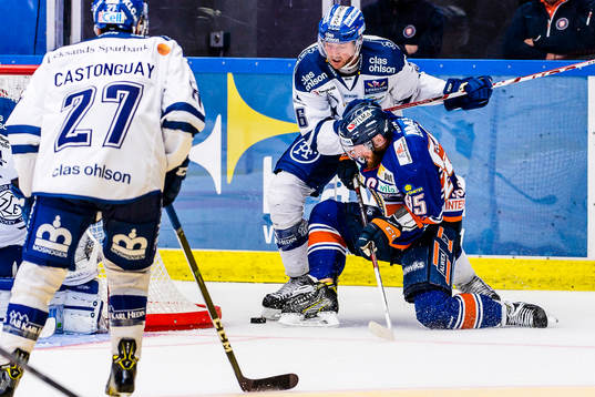 Kamp mellan Leksands Joe Piskula och Växjös Liam Reddox