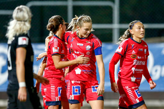 Linköpings Renée Slegers och Magdalena Eriksson och Mariann Gajhede Knudsen jublar efter 0-1 av  Cláudia Neto (ej i bild)