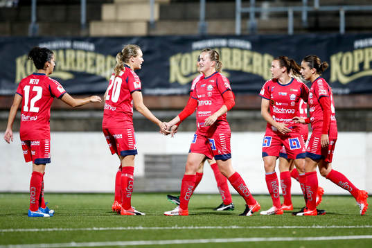 Linköpings Claudia Neto, Magdalena Eriksson, Kristine Minde jublar efter 0-2 av Pernille Mosegaard Harder