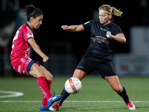 Linköpings Claudia Neto i kamp med Göteborgs Sara Linden
