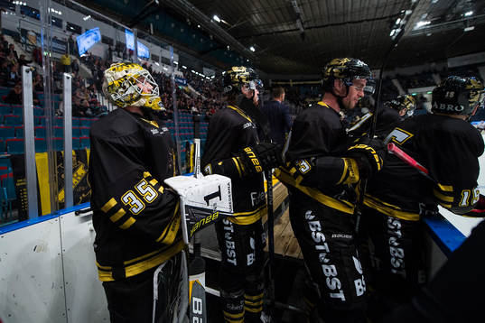 s målvakt Robin Rahm ser slutet av matchen från bänken