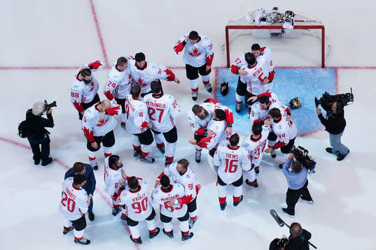 Kanadas spelare jublar