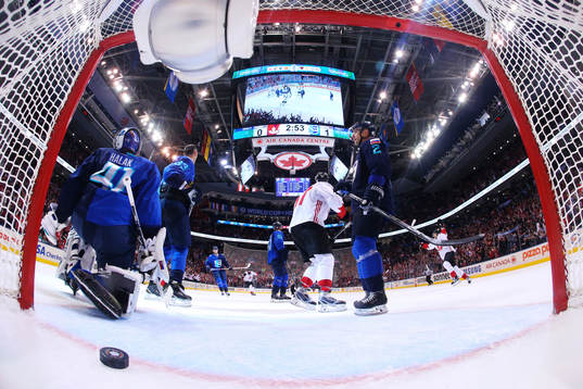 Kanadas Steven Stamkos (t h) jublar när 1-1-pucken från