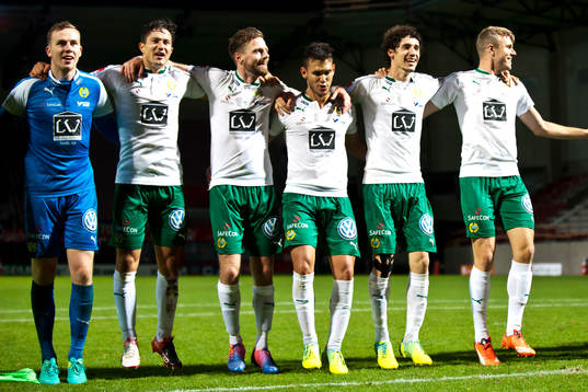 Hammarbys Ögmundur Kristinsson, David Boo Wiklander, Arnor Smarason, Alex, Romulo och Richard Magyar jublar med publiken