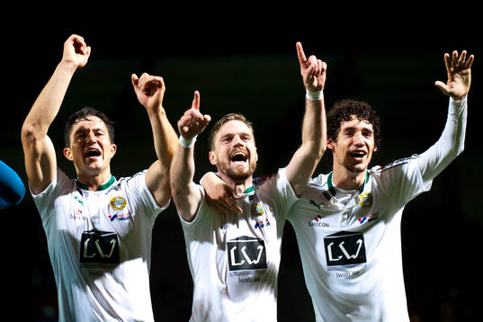 Hammarbys David Boo Wiklander, Arnor Smarason och Romulo Cabral Pereira Pinto jublar med publiken