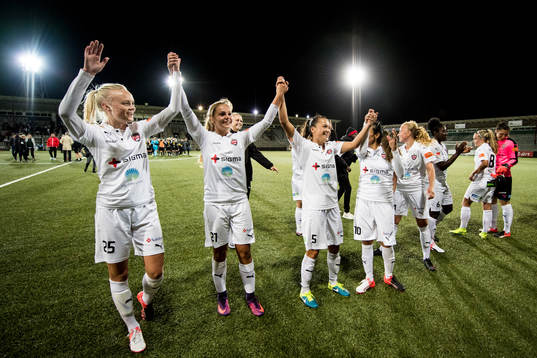 Rosengårds Emma Pennsäter, Lieke Martens och Alexandra Lowe Riley jublar mot publiken
