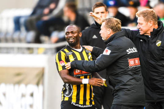 Häckens John Owoeri jublar med tränare Peter Gerhardsson