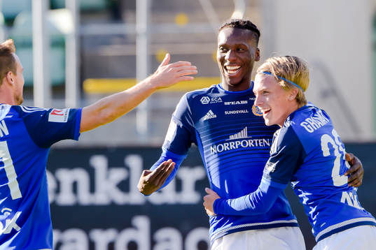 Sundsvalls Peter Wilson och Erik Granat jublar efter 1-0