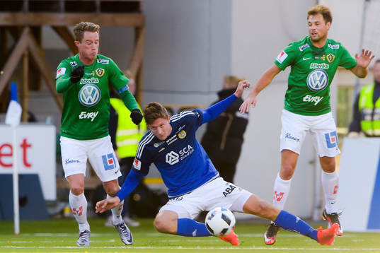 Sundsvalls Johan Eklund i en kamp mot Jönköpings Fredric Fendrich och Joakim Karlsson 