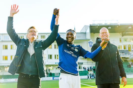Sundsvalls assisterande tränare Sören Ericsson, Peter Wilson och tränare Joel Cedergren jublar