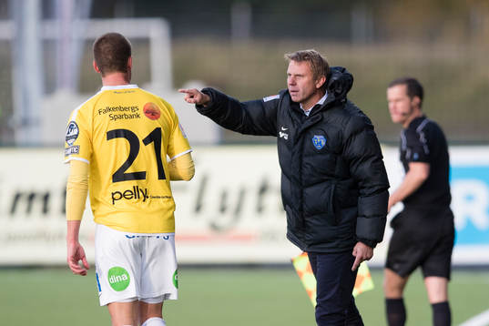 Falkenbergs tränare Hans Eklund pratar med Thomas