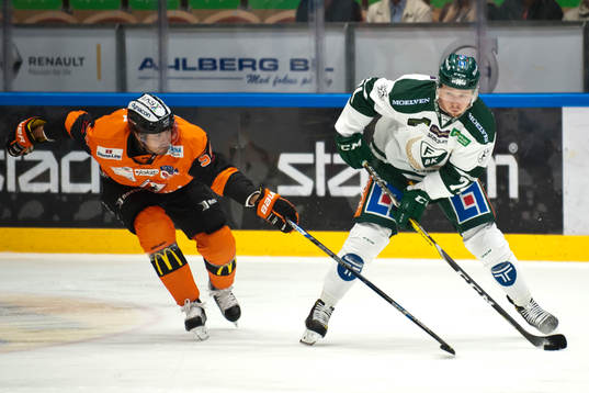 Karlskronas Alexander Deilert jagar Färjestads Rasmus