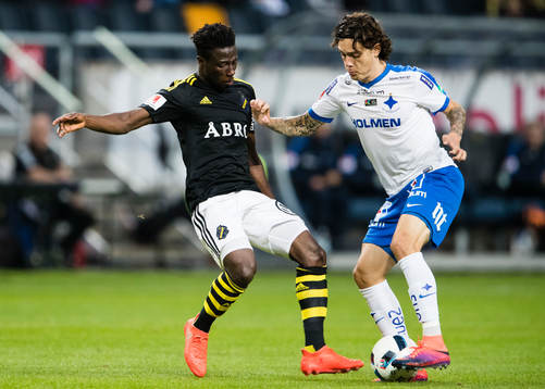 s Ebenezer Ofori i kamp om bollen med Norrköpings David Moberg Karlsson  under fotbollsmatchen i Allsvenskan mellan AIK och Norrköping den 2 oktober 2016 i Stockholm. 