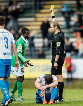 Ljungskiles Yussif Chibsah får gult kort av domare Jim Petersson