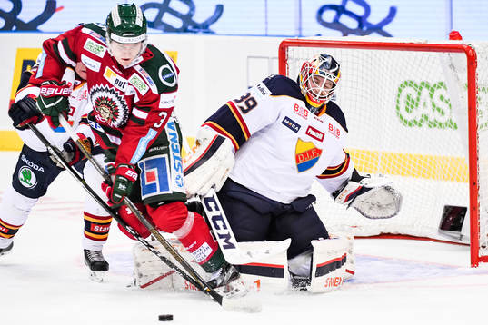 Frölundas Carl Grundström oroar framför Djurgårdens