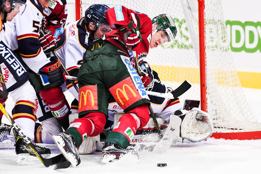 Frölundas Carl Grundström oroar framför Djurgårdens