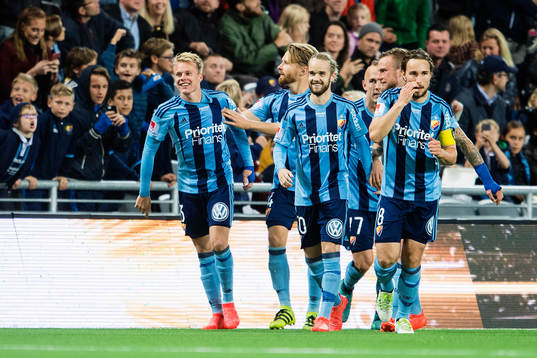 Djurgårdens Elliot Käck gör 3-1 och jublar med Jacob Une