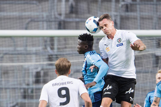 Djurgårdens Michael Olunga och Örebros Erik Moberg