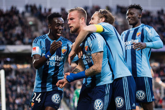 Djurgårdens Alexander Faltsetas (m) gör 2-0 och jublar