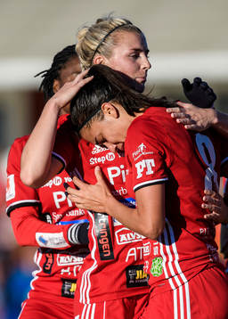 Piteås Emelie Lövgren kramar om Tempest-Marie Norlin efter 2-0 målet