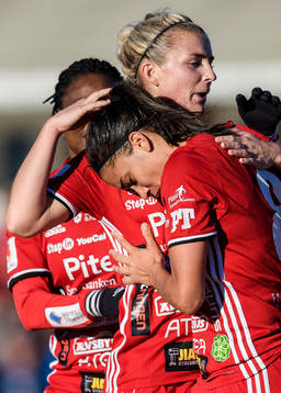 Piteås Emelie Lövgren kramar om Tempest-Marie Norlin efter 2-0 målet