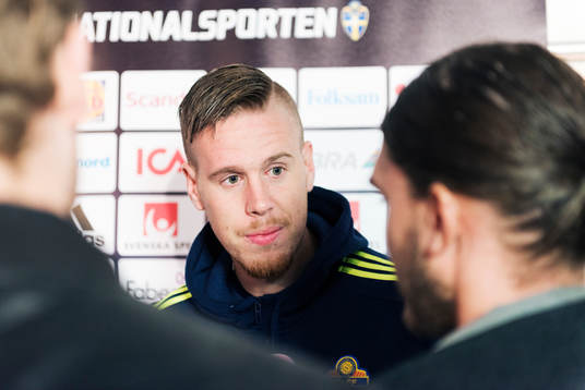 Pontus Jansson pratar med media i mixed zone