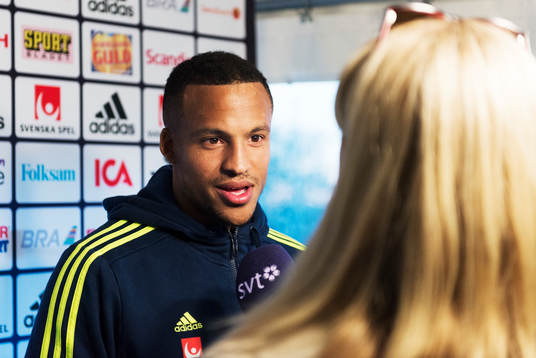 Martin Olsson pratar med media i mixed zone
