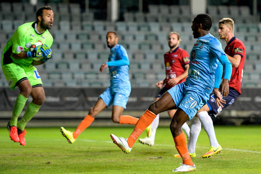Örgrytes målvakt Abbas Hassan snor åt sig bollen  framför Athletics Chidi Omeje