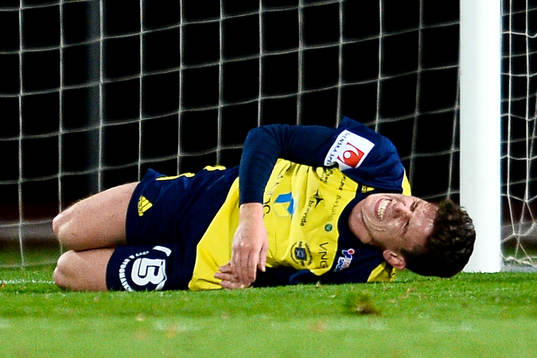 Ängelholms Ardian Rexhepi grinar illa