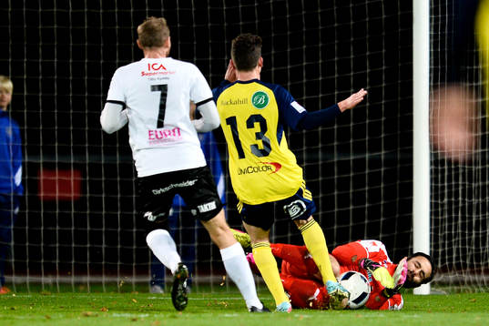 Ängelholms Ardian Rexhepi och Frejs Richard Spong och