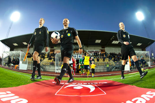 Domare Niklas Nyberg, Adnan Dukic och Julia Magnusson gör entré