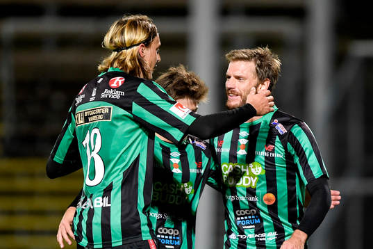 Varbergs Joakim Lindner, Joel Palmquist och Karl Söderström jublar efter 2-0 av Söderström