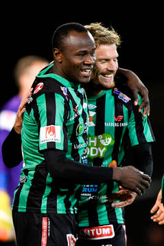 Varbergs Nsima Peter och Karl Söderström jublar efter 4-0 av Peter