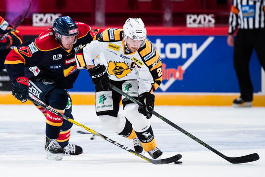 Djurgårdens Linus Johansson i kamp om pucken med