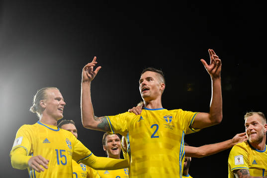 Sveriges Mikael Lustig (m) jublar ihop med Oscar Hiljemark